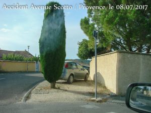 Arbre et vélicule génant la visibilité _ Accident Scotto - Provence - Rochefort du Gard